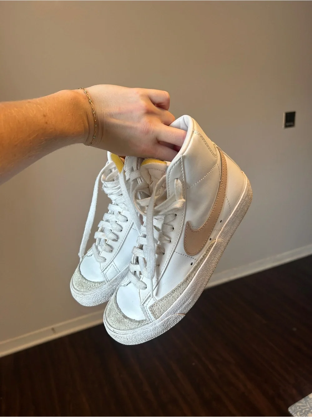 Nike Women's White Blazers. Beige/Pink Swoosh.